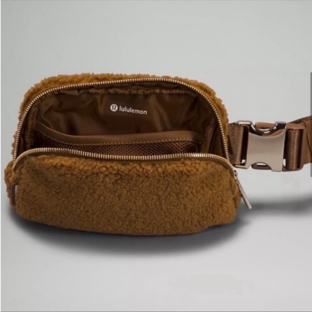 NWT Lululemon Everywhere Belt Bag,
Fleece - Picture 3 of 8